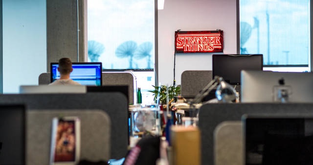 Kolleger i dialog på en moderne arbejdsplads